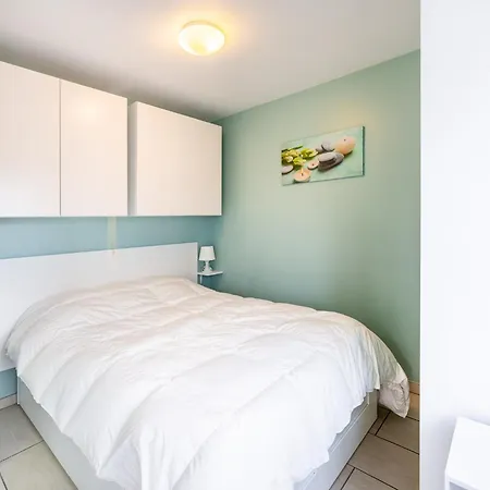 Beautifully Renovated With Location, Cleaning Included Apartment *