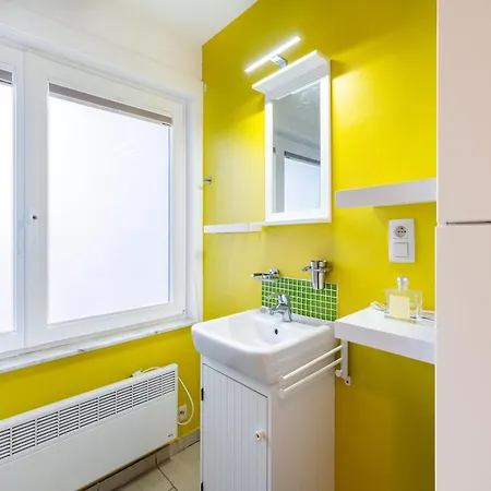 Apartment Beautifully Renovated With Location, Cleaning Included *
